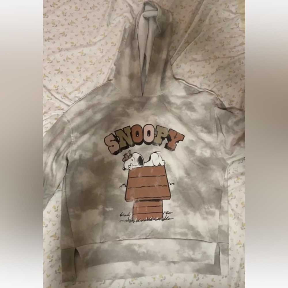 Women’s snoopy pullover sweater